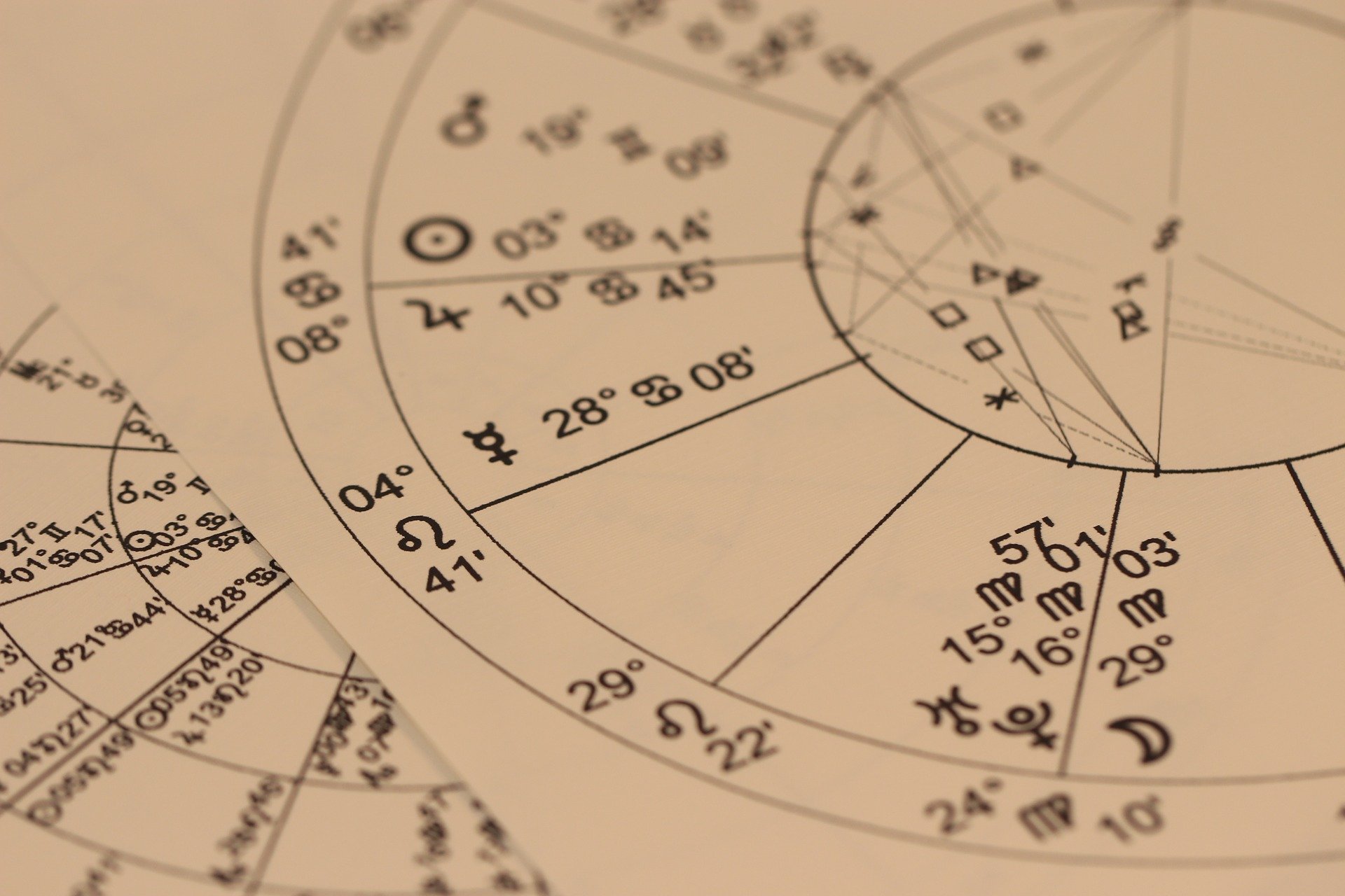 Помощь гадалок: Профессиональные астрологи: как они предсказывают будущее и помогают в жизни?
